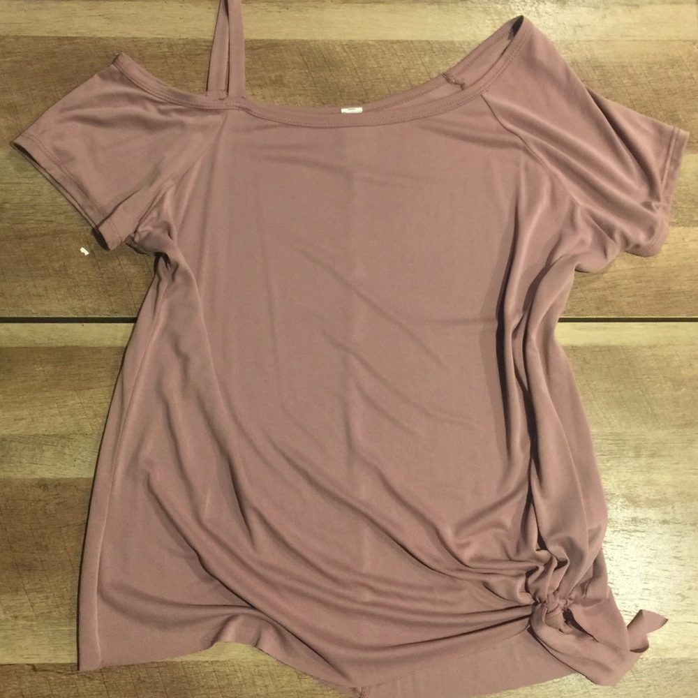 NWOT cold shoulder shirt w/ tie on bottom side